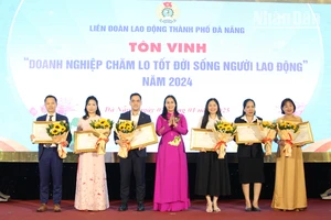 Tặng Bằng khen cho doanh nghiệp chăm lo tốt đời sống người lao động