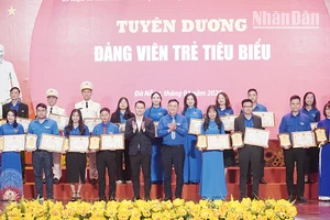 Tuyên dương các đảng viên trẻ tiêu biểu.