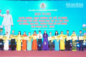 Tuyên dương các tập thể có thành tích xuất sắc trong thực hiện Chỉ thị số 05-CT/TW.