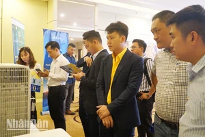 Đại biểu tham quan, tìm hiểu công nghệ mới về năng lượng sạch.