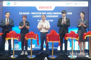 Đại biểu cắt băng ra mắt Không gian đổi mới sáng tạo Đà Nẵng-Vùng Vịnh lớn.