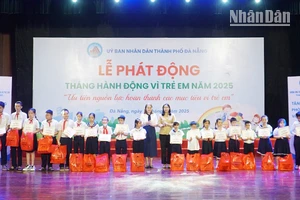 Trao tặng học bổng cho thiếu nhi có hoàn cảnh khó khăn vượt khó.