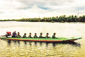 Cán bộ, chiến sĩ Đồn Biên phòng Phú Mỹ (Bộ đội Biên phòng Kiên Giang) tuần tra biên giới.
