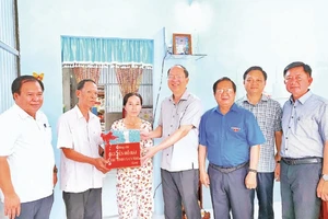 Lãnh đạo Tỉnh ủy và Ủy ban nhân dân tỉnh Cà Mau tặng quà hỗ trợ, động viên hộ dân vừa hoàn thành xây nhà mới.