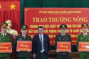 Đại diện các đơn vị tham gia phá án đón nhận thưởng nóng của Chủ tịch Ủy ban nhân dân huyện Lạng Giang.