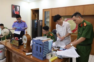Cơ quan Cảnh sát điều tra Công an tỉnh Bắc Giang khám xét tại phòng làm việc của Ngô Duy Lượng.