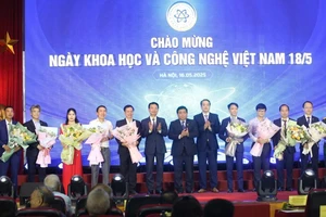Bộ trưởng Nguyễn Mạnh Hùng và Thứ trưởng Bùi Thế Duy tặng hoa và bằng khen cho các cá nhân, tổ chức đã được vinh danh. (Ảnh: TL)