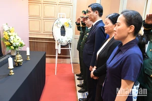 Đại sứ quán, các cơ quan bên cạnh Đại sứ quán dành một phút mặc niệm nguyên Chủ tịch nước Trần Đức Lương.