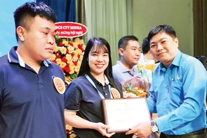 Biểu dương, khen thưởng công nhân, lao động có sáng kiến, sáng tạo tại tỉnh Bình Dương.