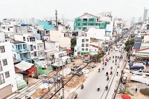 Tuyến Metro số 2 Bến Thành-Tham Lương đang hoàn tất di dời hạ tầng kỹ thuật để khởi công vào cuối năm nay.