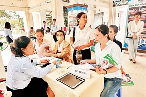 Công nhân tìm hiểu Dự án Nhà ở xã hội Eco Home do HODECO đầu tư tại thành phố Phú Mỹ (Bà Rịa-Vũng Tàu).