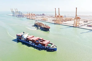 Những chuyến tàu hàng trọng tải lớn rời cảng. (Ảnh VŨ PHẠM QUÂN)