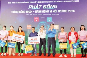 Đại diện Công đoàn TP Hải Phòng trao kinh phí hỗ trợ xây nhà “Mái ấm Công đoàn”.