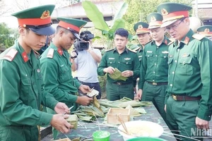 Cán bộ, chiến sĩ gói bánh chưng xanh tặng bà con vùng An toàn khu Ba Tơ.