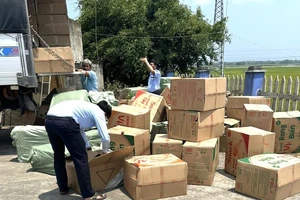 Quản lý thị trường tỉnh Quảng Ngãi kiểm tra hàng hóa giả mạo trong đợt truy quét hàng tết.