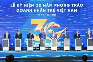 Thủ tướng Phạm Minh Chính (thứ 5 từ phải qua) cùng đại diện Hội Doanh nhân trẻ Việt Nam và các đơn vị liên quan tại Lễ kỷ niệm 30 năm phong trào Doanh nhân trẻ Việt Nam.
