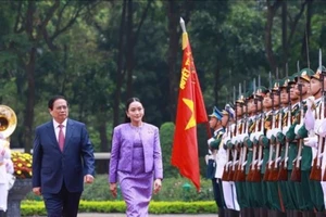 Thủ tướng Phạm Minh Chính và Thủ tướng Vương quốc Thái Lan Paetongtarn Shinawatra duyệt Đội danh dự Quân đội nhân dân Việt Nam.