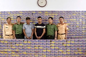 Hai đối tượng bị bắt cùng tang vật. (Ảnh Công an Nghệ An)
