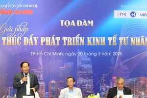 Các diễn giả phát biểu tại Tọa đàm "Giải pháp thúc đẩy phát triển kinh tế tư nhân”. (Ảnh Ban tổ chức)
