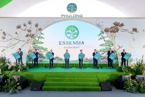 Các đại biểu thực hiện nghi lễ khởi công dự án. (Ảnh HOÀNG NAM)