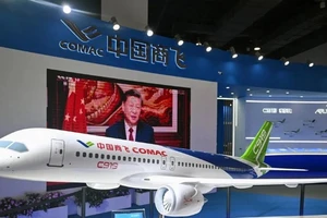 Mô hình máy bay chở khách COMAC C919 do Trung Quốc sản xuất. (Nguồn: Getty)