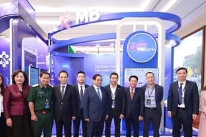 Đại diện MB vinh dự đón Thủ tướng chính phủ và Thống đốc Ngân hàng Nhà nước.