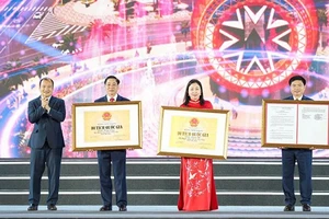 Đồng chí Lê Hải Bình, Thứ trưởng Bộ Văn hóa, Thể thao và Du lịch trao các quyết định công nhận 3 Bảo vật quốc gia và 2 Di tích cấp quốc gia cho tỉnh Hà Nam.