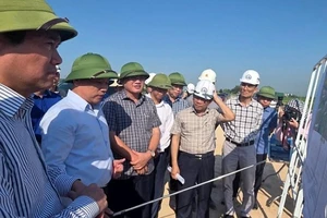 Lãnh đạo và các cơ quan chức năng của tỉnh thường xuyên kiểm tra, đôn đốc và giải quyết các vướng mắc tại các công trình thi công.