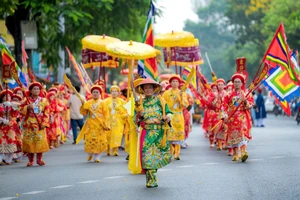 Nghi thức rước Mẫu trong lễ hội điện Huệ Nam diễn ra trên đường phố Huế