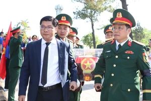 Lãnh đạo địa phương và Quân khu cùng đón, đặt các anh vào lòng đất mẹ.