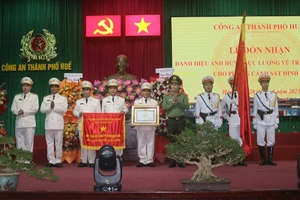 Phòng Cảnh sát hình sự, Công an thành phố Huế được trao tặng danh hiệu Anh hùng Lực lượng vũ trang nhân dân.