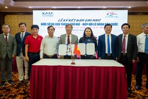 Đại diện Sở Du lịch thành phố Huế và Hiệp hội Du lịch Hàn Quốc ký kết Bản ghi nhớ hợp tác. (Ảnh: PV)