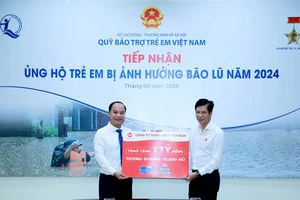 Giám đốc Quỹ Bảo trợ trẻ em Việt Nam Đinh Tiến Hải tiếp nhận tượng trưng số tiền 1 tỷ đồng sản phẩm váng sữa và phô-mai từ Phó Tổng giám đốc Zott Việt Nam Bùi Quốc Hùng. (Ảnh: NFVC)