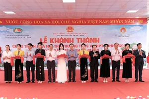 Các đại biểu cắt băng khánh thành nhà nội trú Trường trung học cơ sở và trung học phổ thông Minh Ngọc, Bắc Mê, Hà Giang. (Ảnh NFVC)