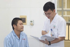 Bác sĩ Bệnh viện đa khoa Phúc Thọ, thành phố Hà Nội tư vấn cho người bệnh chế độ luyện tập thể thao nhằm hạn chế chấn thương. (Ảnh TRUNG THIỆN) 