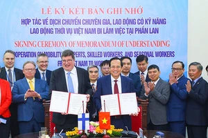 Bộ trưởng Lao động-Thương binh và Xã hội Đào Ngọc Dung cùng Bộ trưởng Việc làm, Bộ Kinh tế và Việc làm Phần Lan Arto Olavi Satonen tại lễ ký kết. (Ảnh: Molisa)