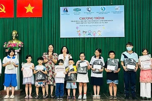 Trung tâm Công tác xã hội-Giáo dục dạy nghề thiếu niên Thành phố, Sở Lao động-Thương binh và Xã hội Thành phố Hồ Chí Minh, tặng quà cho trẻ em có hoàn cảnh đặc biệt, khó khăn nhân dịp Tết Nguyên đán Ất Tỵ 2025. (Ảnh: NFVC)