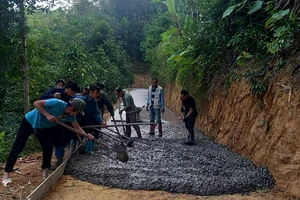 Người dân thôn Nà Chuông, xã Nông Thượng, tỉnh Bắc Kạn chung tay làm đường liên thôn.