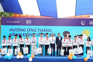 Đại diện ban tổ chức trao học bổng và quà cho trẻ em có hoàn cảnh khó khăn của Trường trung học cơ sở Vạn Phong, huyện Diễn Châu, tỉnh Nghệ An.