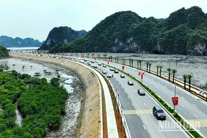 Đường bao biển Hạ Long-Cẩm Phả kết nối hai trung tâm phát triển năng động của Quảng Ninh.