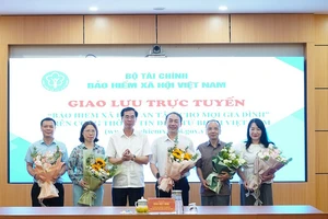 Phó Giám đốc Bảo hiểm xã hội Việt Nam Đào Việt Ánh tặng hoa khách mời, chuyên gia tham dự chương trình. (Ảnh VSS)