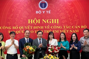 Lãnh đạo Bộ Y tế chúc mừng các đồng chí được bổ nhiệm.