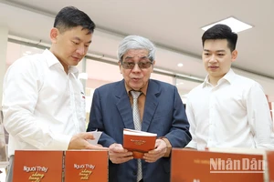 Giáo sư Hà Minh Đức và các học trò bên ấn phẩm mới “Người thầy và những trang sách” .