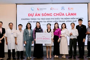 Lãnh đạo Quỹ Bảo trợ trẻ em Việt Nam và Quỹ Khởi sự từ tâm trao tượng trưng 2 tỷ đồng hỗ trợ Khoa Nhi, Bệnh viện Trung ương Huế. (Ảnh NFVC)