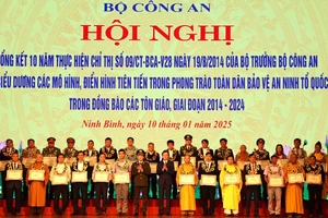 Trao bằng khen tặng các tập thể, cá nhân điển hình tiên tiến trong phong trào toàn dân bảo vệ an ninh Tổ quốc trong đồng bào các tôn giáo, giai đoạn 2014-2024.