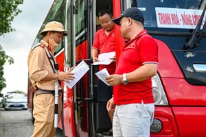 Lực lượng Cảnh sát giao thông tuần tra, kiểm soát và tuyên truyền Nghị định 168 đối với các tài xế hành khách. (Ảnh: minh họa)