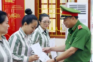 Trung tướng Nguyễn Văn Phục trao Quyết định đặc xá cho các phạm nhân đủ điều kiện.