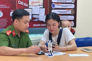 Công an xã Vạn Hòa, thành phố Lào Cai hướng dẫn thủ tục hành chính cho người dân.