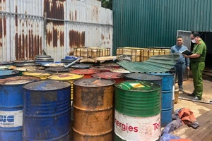 Bên trong cơ sở tái chế dầu thải của Bùi Quốc Giang tại xã Thiên Đức, huyện Gia Lâm.