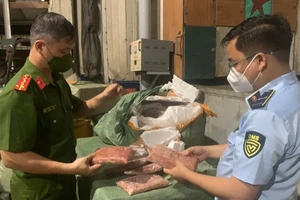 Lực lượng chức năng phát hiện, thu giữ hơn 7 tấn thực phẩm không rõ nguồn gốc ngày 5/5.